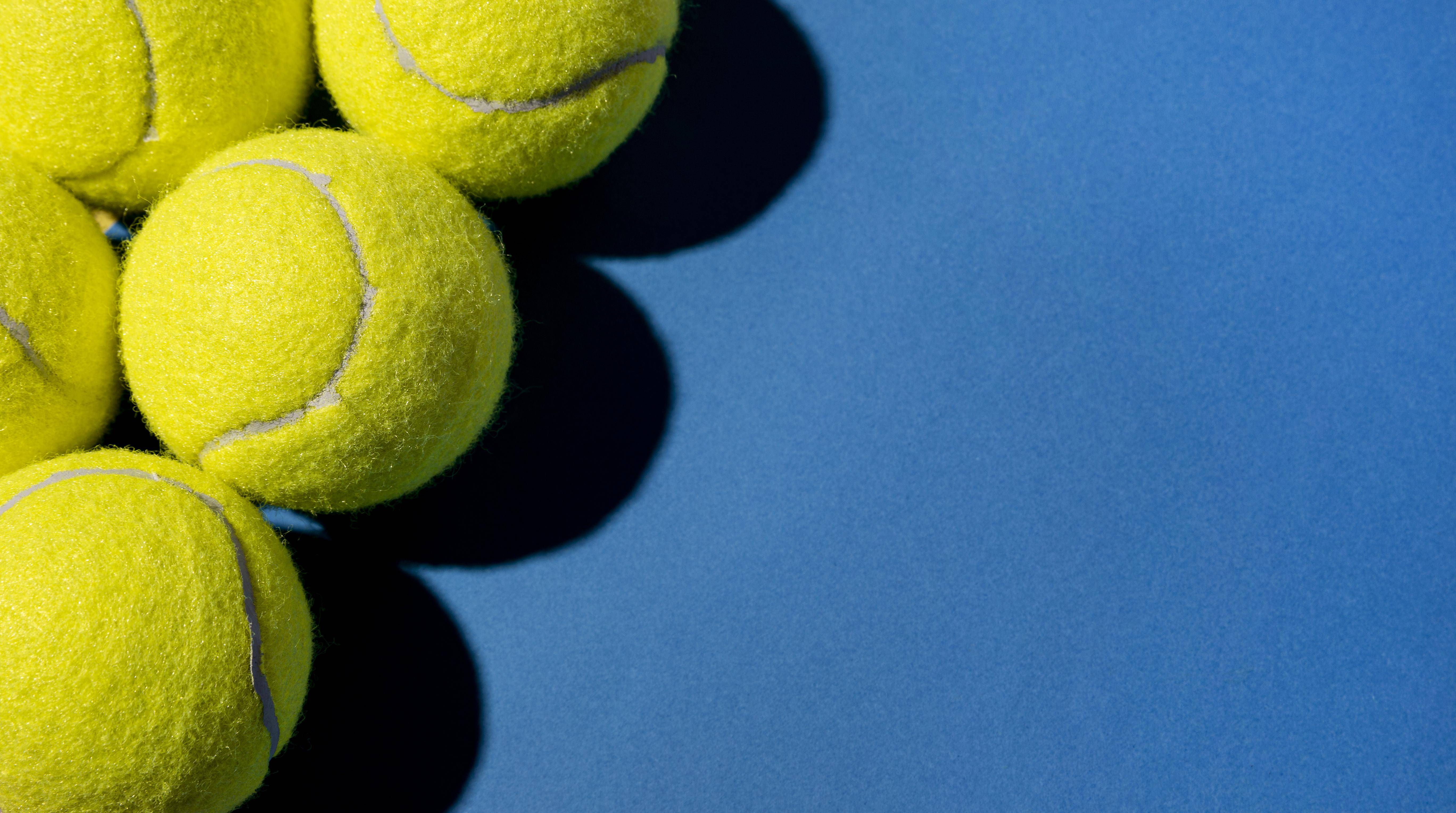 vista-superior-de-pelotas-de-tenis-con-espacio-de-copia.jpg